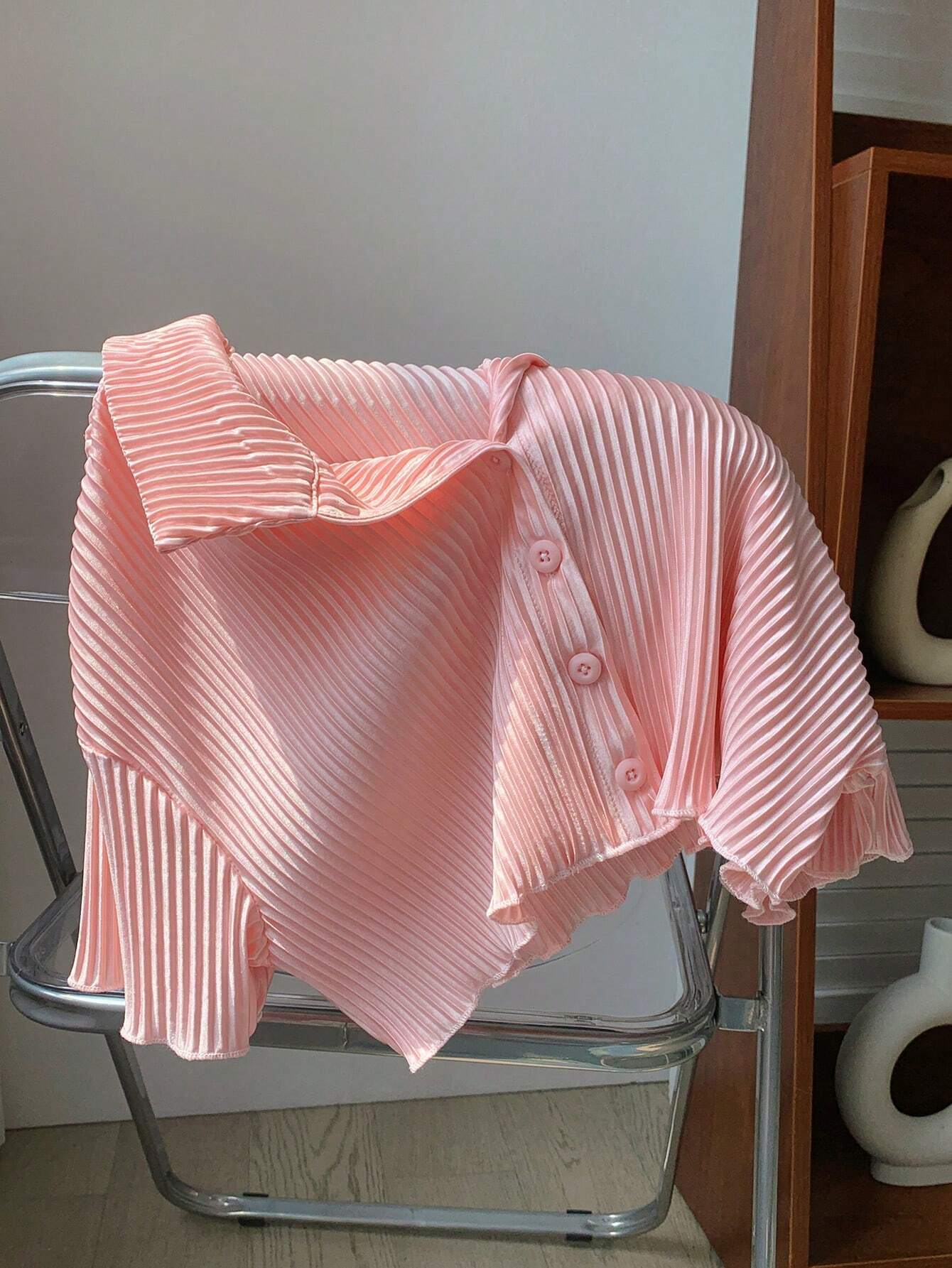 Women's style cropped pleated shirt for spring and summer