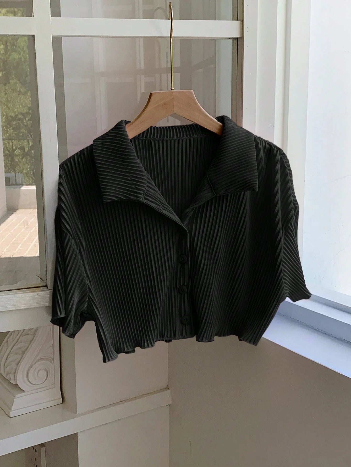 Women's style cropped pleated shirt for spring and summer