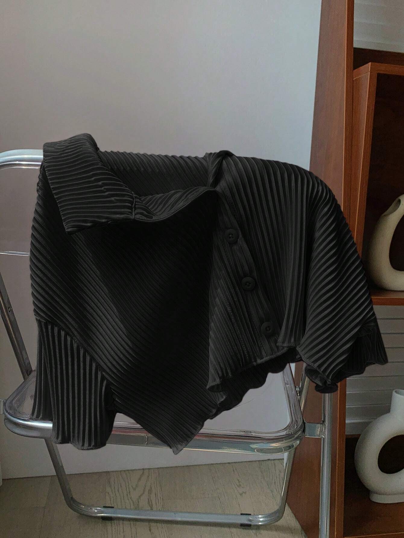 Women's style cropped pleated shirt for spring and summer